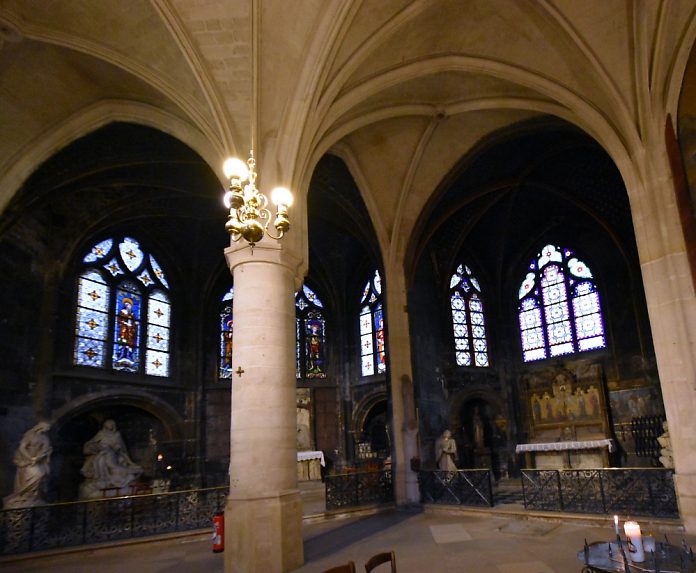 Vue en grand angle des chapelles Saint-Roch et Saint-Landry dans le déambulatoire