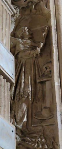 Bas-relief d'un saint regardant un crucifix dans la chapelle Notre-Dame de Bonne Garde