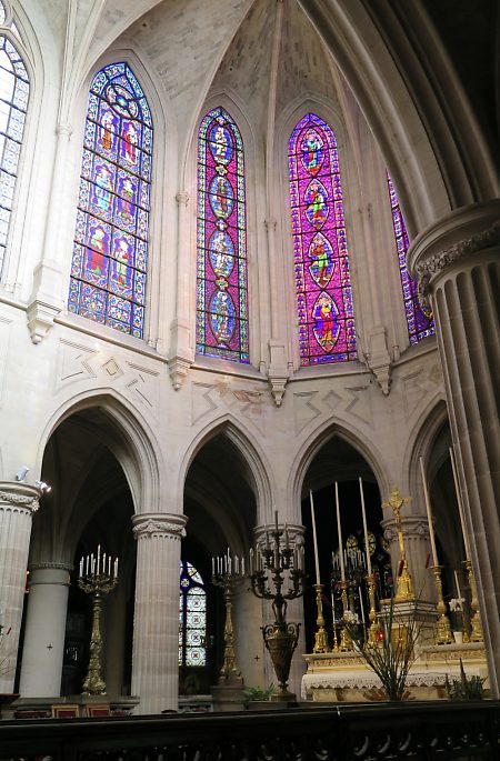 Le chœur et son abside avec les vitraux du XIXe siècle conçus par Thévenot et Lusson