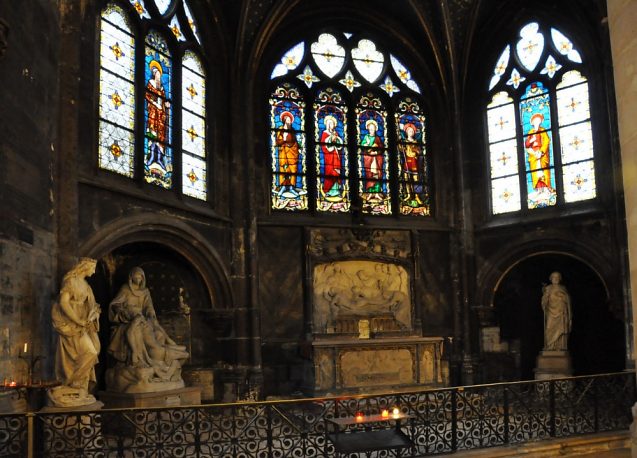 La chapelle Saint-Roch, son autel, ses vitraux et ses statues du XIXe siècle