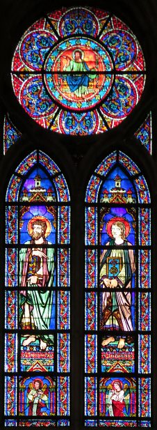 Vitrail dans le chœur : les apôtres Luc et Jean (XIXe siècle)