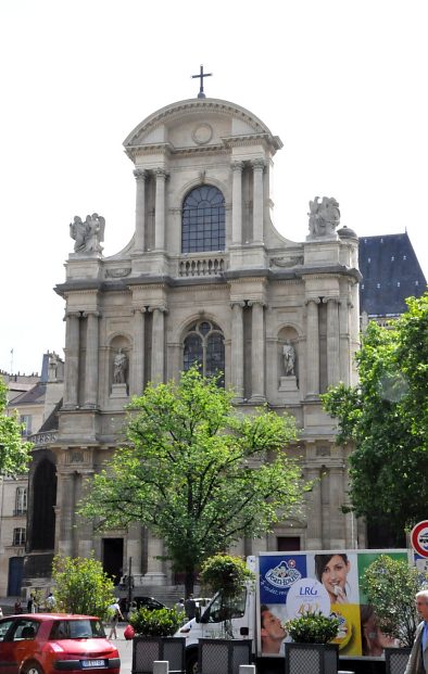 La façade de l'église Saint–Gervais–Saint–Protais est orientée vers l'ouest.