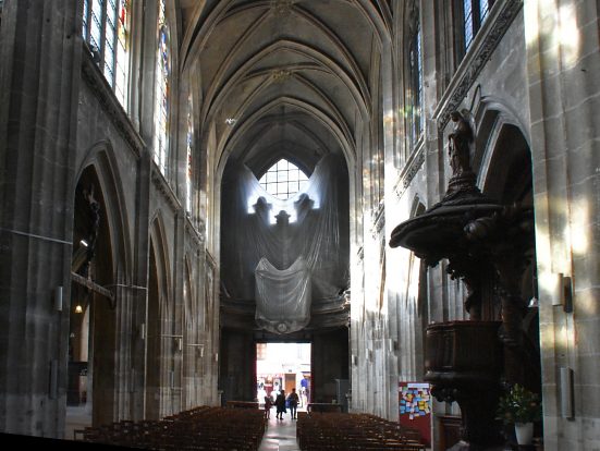 La nef et l'orgue vus de la croisée du transept