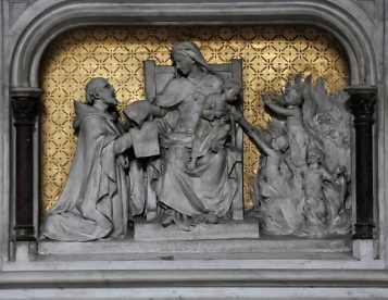 Bas-relief dans l'autel du XIXe siècle ci-dessus