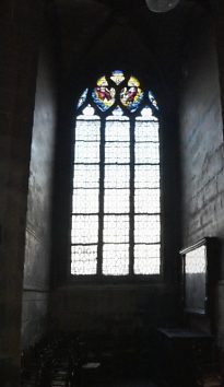 Chapelle avec le vitrail de la Trinité dans le déambulatoire nord