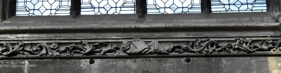 Moïse allongé au milieu des feuillage de la frise gothique nord