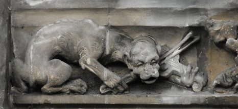Une originale sculpture dans la frise gothique : un chien jouant du violon