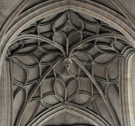 La voûte de la croisée rappelle le gothique perpendiculaire