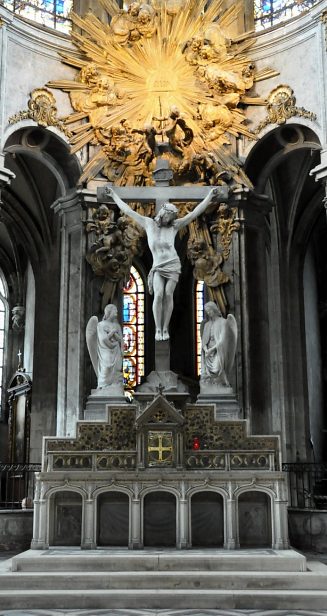 Le maître–autel est surmonté d'une gloire en bois due à Michel–Ange Slodtž