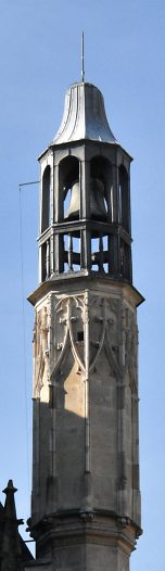 La tourelle sud abrite l'une des plus vieilles cloches de Paris (1331)