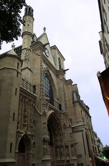 La façade ouest est engoncée dans la très passante rue Saint–Martin