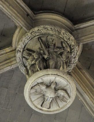 Clé pendante dans la nef : la colombe du Saint-Esprit