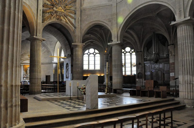 Le chœur avec le maître-autel et l'ambon modernes