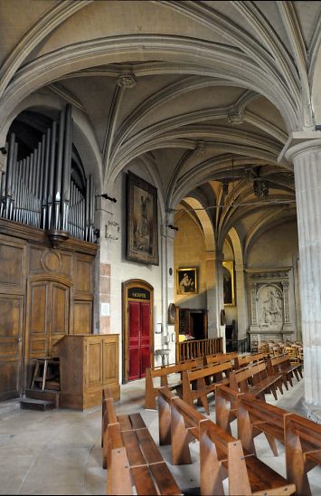 Le déambulatoire sud avec l'orgue de chœur