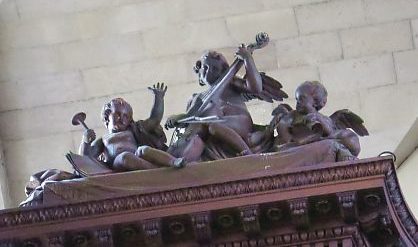 Les angelots musiciens sur le couronnement d'une tourelle