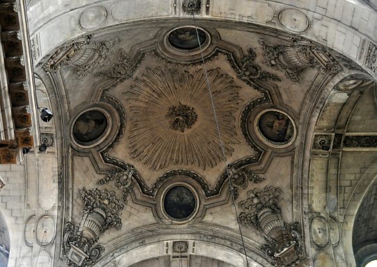 La voûte à la croisée du transept culmine à 33 mètres  (35 m à Notre-Dame de Paris)