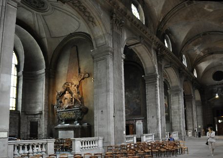 Le bas–côté droit vu du transept avec sa suite de chapelles latérales 