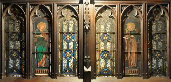 Décoration au-dessus des portes d'entrée de la basilique