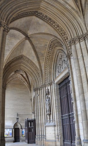 Le narthex de la basilique