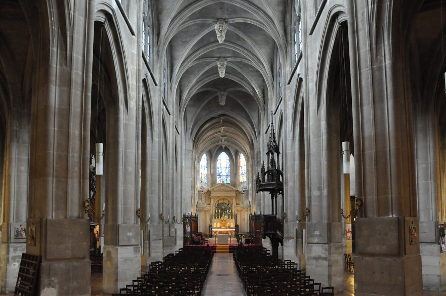 Vue d'ensemble de la nef et du chœur de l'église Saint-Laurent.
