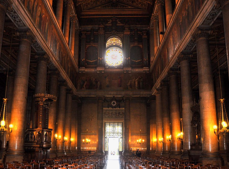 La nef vue du chœur avec l'éclairage maximal des Journées du Patrimoine