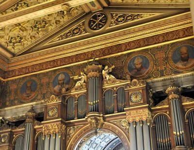 Le haut de l'orgue de tribune et la frise sous la voûte