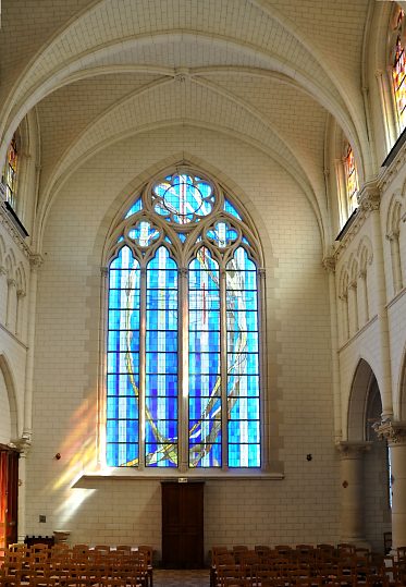 L'entrée de la chapelle et son grand vitrail