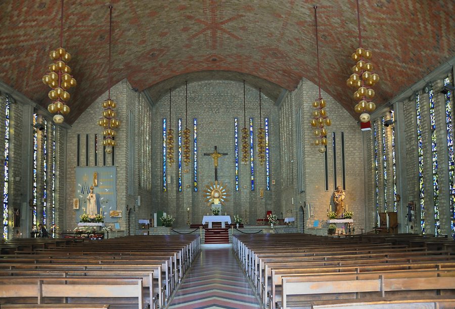 La nef de l'�glise Notre-Dame-de-Fatima � Paris