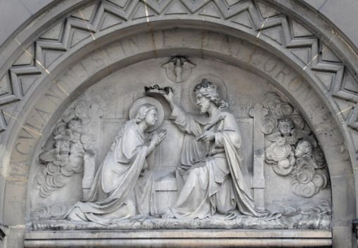 Tympan de la façade : «Le Couronnement de la Vierge»