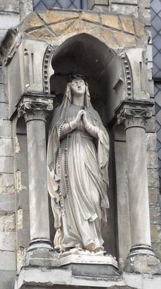 La Vierge de Lourdes dans la niche de la façade