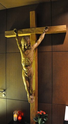 Christ en croix dans une chapelle latérale