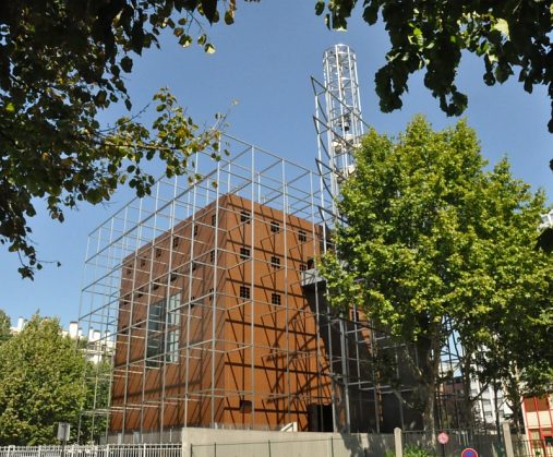 L'église Notre–Dame–de–l'Arche–d'Alliance est un cube qui symbolise la Jérusalem céleste.