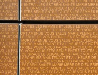 Le «Je vous salue Marie» est inscrit sur les murs extérieurs Le «Je vous salue Marie» est inscrit sur les murs extérieurs