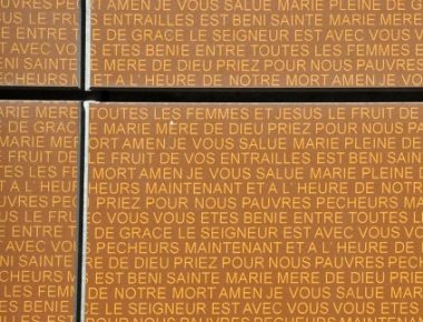 Le «Je vous salue Marie» est inscrit sur les murs extérieurs