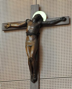 Le Christ en croix dans l'avant-nef