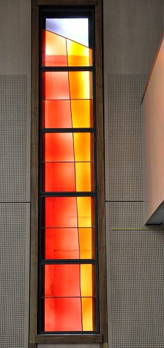 Les vitraux de l'église (œuvre de Jean-Baptiste Ambroselli) suggèrent la vision du désert
