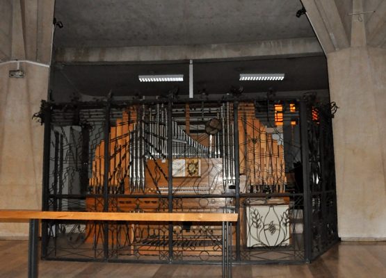 L'orgue, installée dans le déambulatoire, est protégée par une cage de fer.