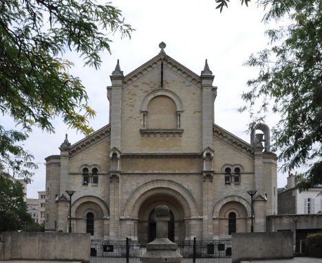 La façade néo–romane de l'église