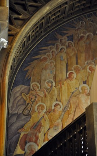 Le chœur des anges musiciens autour de l'orgue de tribune