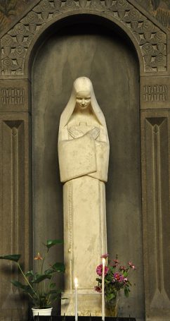 Statue d'une sainte les mains sur la poitrine