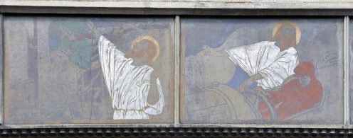Deux panneaux de la frise qui court sur le mur extérieur de l'église.