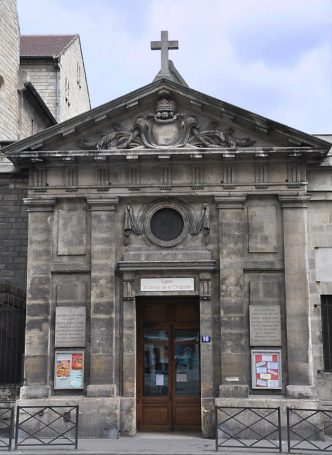 La façade de l'église, rue de la Chapelle