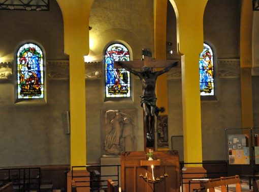 Le Christ en croix devant la chapelle de la vierge