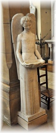 Ange–bénitier sculpté dans le marbre