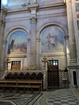 Le côté gauche du chœur avec deux toiles marouflées