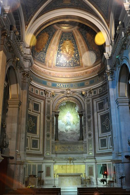 La chapelle de la Vierge (chapelle axiale) est inspirée de la Renaissance italienne.