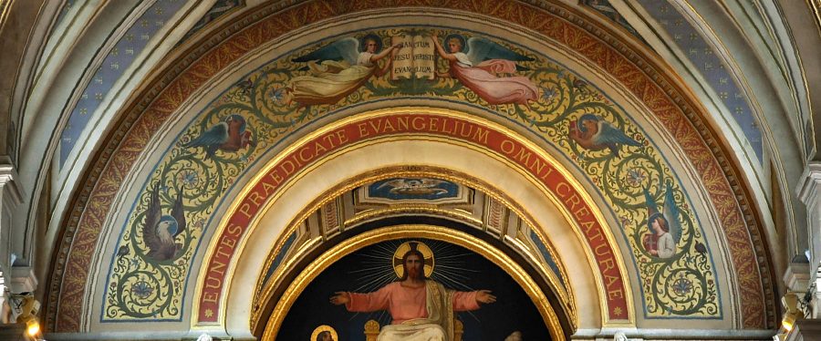 L'arc au-dessus de l'autel resplendit d'un très beau décor