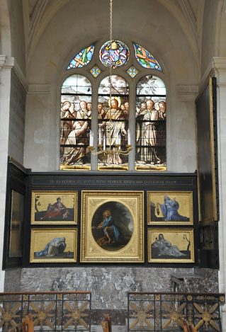 Chapelle Saint-Pierre avec vitrail et tableaux
