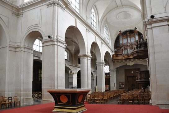 La nef vue de la croisée du transept