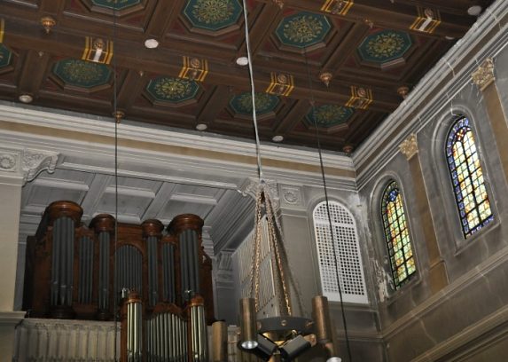 La nef vers l'entrée avec l'orgue